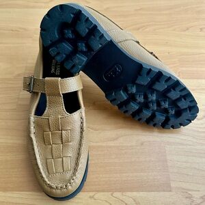 G.H. Bass & Co. Tan Lug Fisherman Loafers Maryjane’s Mary Jane shoes